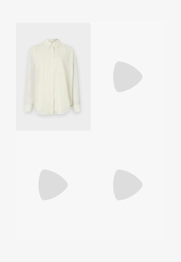 Chemise boutonnière crème clair avec un col classique, des manches longues, une poche poitrine unique et une texture de tissu lisse et douce.; Jean en denim noir évasé avec taille haute, présentant une fermeture à bouton en métal, des poches avant et un léger dégradé sur le tissu.; Mule noir à enfiler en matériau texturé avec un motif reptilien, doté d'un talon bas et plat et d'un design à bout ouvert arrondi.; Sac à épaule en daim brun avec une texture douce, une forme incurvée et deux poignées. Il présente un design minimaliste sans matériel ou accents visibles.