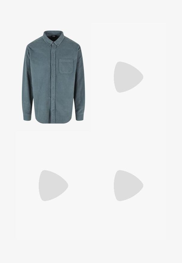 Teal kordfløjlsskjorte med knap-ned krave, frontlomme og lange ærmer, der har en ribbet struktur og blå knapper.; Hvid bomulds tanktop med rund halsudskæring, brede skulderstropper og lige kant, der har en glat tekstur og uden synlige mønstre.; Mørk denim bukser med løs pasform, der har høj talje, plisseringer, frontknaplukning og gyldne kontrastsyninger.; Grå og beige atletisk sko med mesh-paneler, prikket tekstur og sølvfarvede accenter. Har en polstret sål og snørebåndsdesign.; Sorte rektangulære solbriller med grønne linser, mat finish, subtile hardware detaljer og præget logo på stængerne.