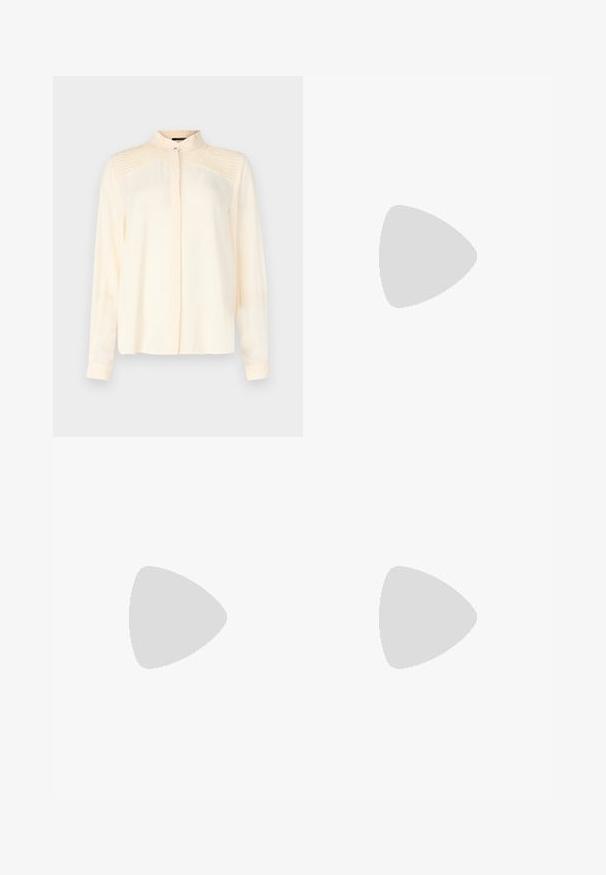 Kremfarget langermet skjorte laget av glatt stoff med stående krage, med fine plisserte detaljer på skuldrene og knappefront.; Lyseblå denimjeans med høy livlinje, vide ben, to sidelommer og plisserte detaljer. Myk tekstur med en falmet finish.; Svart spiss tå slingback-sko med lav hæl, laget av jevnt skinnmateriale og med utskåret design på siden for pusteevne.; Svart lær skulderveske med en myk tekstur, trekantet form og justerbar stropp, kombinert med en lyseblå stripete skjorte og hvite bukser.