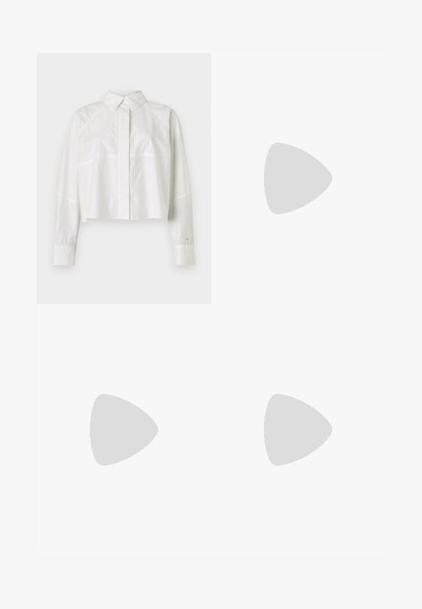 Valkoinen lyhyt cropped-paitoja, valmistettu puuvillasta. Siinä on klassinen kaulus, pitkät hihat napillisine hihoineen ja hienovaraiset sauman yksityiskohdat.; Mustat räätälöidyt housut suoraa lahjetta, joissa on sileä pinta ja terävät taitteet edessä. Ei näkyvää metalliosaa.; Mustat nahkaiset korkokengät, joissa on avattu kantapää, kapea kärki, sileä pinta ja kapea nilkkaremmi, jossa on kultaiset metalliosat.; Mustalla nahkalaukulla, jossa on jämäkkä muotoilu, lyhyt malli, yläkahva ja kultaiset yksityiskohdat. Säädettävä olkahihna sisältyy.