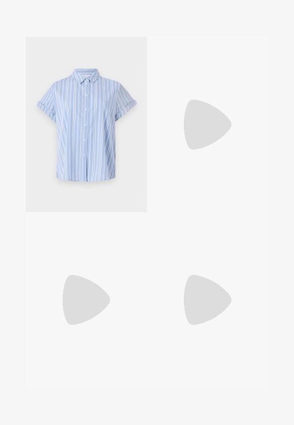 Svetlo modra kratka srajca s kraticami s sproščenim ovratnikom in zavihanimi manšetami, z navpičnimi belimi črtami. Gladka tekstura materiala.; Svijetloplavi traper šortsevi s visokim strukom, ravnog kroja i neuređenim rubovima. Imaju klasično zatvaranje na dugme i patentni zatvarač, te četiri džepa.; Črne sandale na visoki peti z prepletenim trakom, kvadratnim nosom in nastavljivim gležnjenjem. Svetlo bež podplat z sijajno črno peto.; Črna usnjena torbica z zloženim zgornjim dizajnom, opremljena z dvema kratkima ročkama in dolgo nastavljivo naramnico. Gladka tekstura, okrogla oblika.