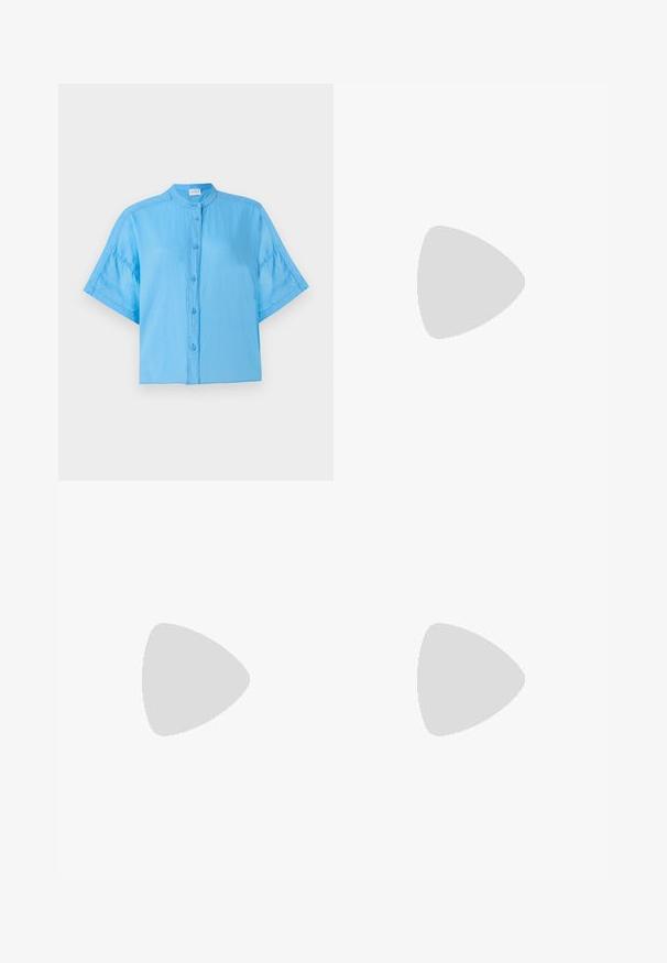 Camicia azzurro chiaro a maniche corte con colletto alla cinese, caratterizzata da una vestibilità rilassata e un leggero lucido nel tessuto. Orlo arrotondato.; Jeans in denim blu scuro, con una vestibilità comoda, design a cinque tasche, cuciture decorate e chiusura con bottone in vita.; Scarpa con tacco alto slingback in rete beige chiaro con punta affusolata e tacco sottile e curvo, dotata di un accento minimalista a fibbia.; Borsa a spalla in pelle marrone con forma curvata, texture liscia e una sottile tracolla. Presenta una cucitura discreta e un piccolo dettaglio con logo.
