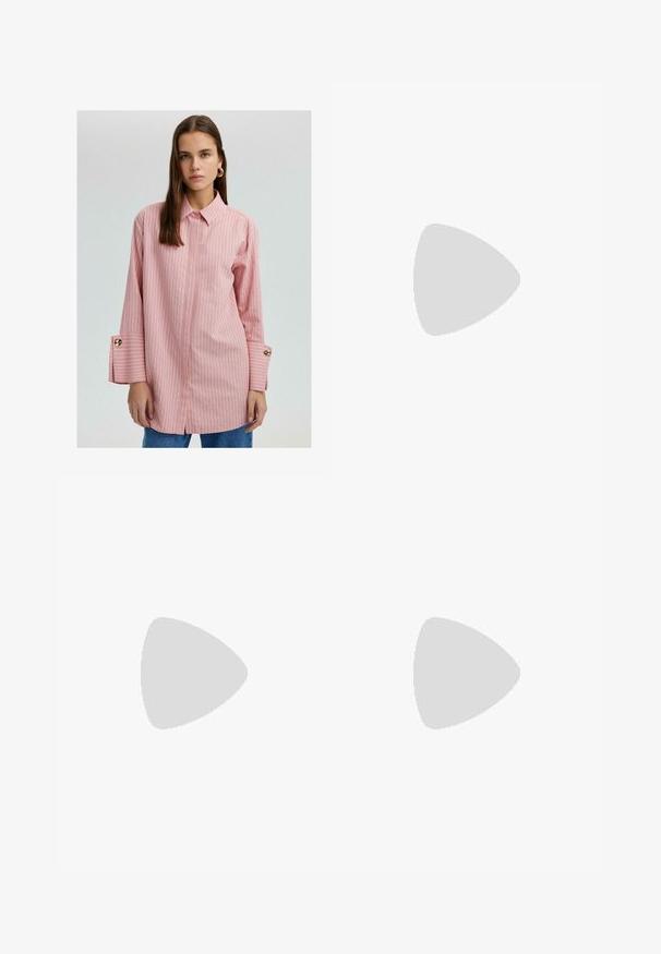 Rosa gestreiftes Hemd mit Knopfverschluss, Kragen, langen Ärmeln mit goldenen Knopfdetails und gespaltenen Säumen. Glattes Material mit lockerer Passform.; Hellblaue Denim-Culottes mit weitem Bein, fünf Taschen, einem Knopfverschluss und dezenten Ausbleichungen.; Weiße Sportschuhe mit einem Obermaterial aus Netzgewebe und silbernen Akzenten, einer einzigartigen Form und Luftpolsterung in der Ferse. Geflochtenes Design mit Logo.; Schwarze rechteckige Brille mit klaren Gläsern. Glänzende Oberfläche, schmale Bügel und lila Tönung an den Rändern der Gläser sichtbar.