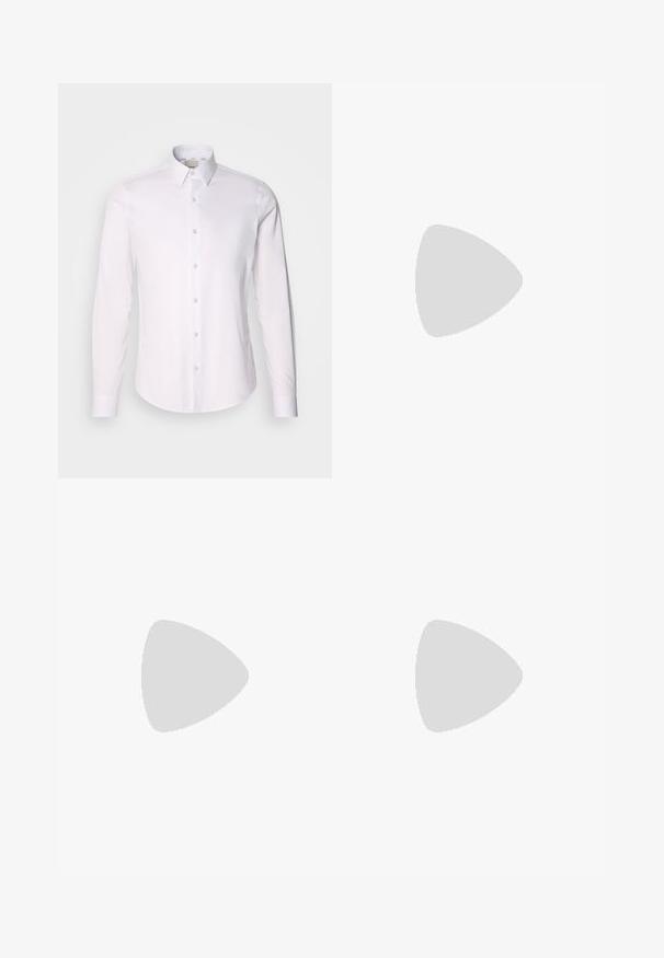 Weißes Langarmhemd aus glattem Stoff mit Button-Down-Kragen, ausgestattet mit einer durchgehenden Knopfleiste und abgerundetem Saum.; Schwarze Denim-Hosen mit weiter Beinform und hohem Bund, Fünf-Taschen-Design und dezenten Nähten. Der Stoff hat eine glatte, leicht strukturierte Oberfläche.; Schwarze Leder-Loafers mit abgerundeter Spitze, erhöhten Steppnähten auf dem Blatt und einer flachen Gummisohle. Glatte Oberfläche, klassisches Design.; Dunkelblaues Lederaktentasche mit doppelten oberen Griffen und einem abnehmbaren Gurt. Merkmale sind die strukturierte Oberfläche, vertikale Nähte und das Logo-Detail.