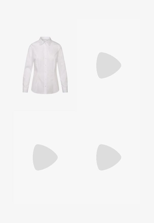 Witte longsleeve shirt van gladde stof, met een klassieke kraag, knoopsluiting aan de voorkant en een getailleerd ontwerp.; Beige wijde corduroy broek met een subtiele ribbelstructuur, riemlussen, voorrits en twee zijzakken.; Beige suède high-heel pump met een spitse toe, voorzien van een knoopdetail en zilverkleurige hardware aan de voorkant, slanke hakontwerp.; Zilveren oorringen met een gladde, gepolijste oppervlakte en een dunne, ronde vorm. Het ontwerp heeft een veilige sluiting.