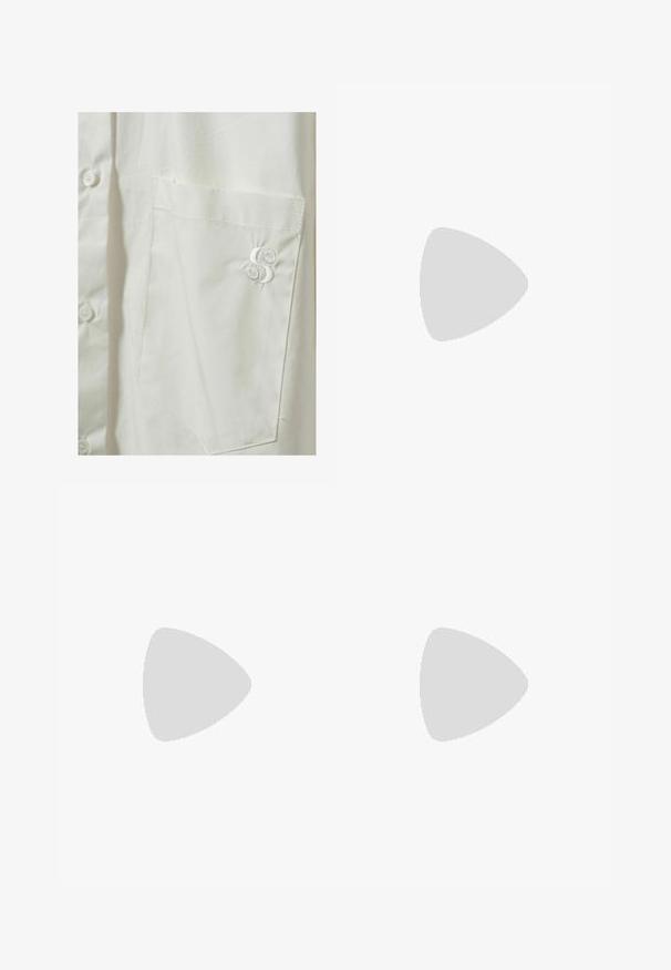 Valkoinen nappikauluspaita, jossa on vasemmalla puolella rintatasku, ja siinä on hillitty kirjailtu logo samansävyisellä valkoisella langalla. Sujuva ja kevyt kangas.; Musta minihame, valmistettu sileästä kankaasta, suora malli sivuhaara leikattuna ja siisti helma. Yksinkertainen ja monipuolinen.; Musta-valkoiset urheilukengät, joissa on sulavalinjainen muotoilu, kumipohja, nauhakiinnitys ja kolme valkoista raitaa sivuilla.; Mustat ylisuuruiset aurinkolasit, jotka ovat soikeat linssit, sileä muovikehys ja kultaiset korostukset temppeleissä. Tummat linssit tarjoavat suojaa auringolta.