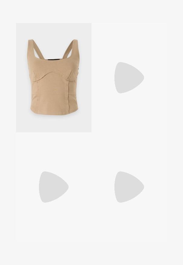 Beżowy top krótkiego kroju z szerokimi ramiączkami, gładką teksturą, zaokrąglonymi szwami i dopasowanym fasonem. Brak widocznych zapięć lub ozdób.; Czarne szerokie spodnie z wysokim stanem, z detalami w postaci guzików na pasku oraz plisami z przodu.; Czarny skórzany botek za kostkę z ostrym noskiem, gładką fakturą i wyraźnie zdefiniowanym blokowym obcasem. Posiada wysoki, zwinięty mankiet.; Czarna torebka o usztywnionym kształcie, gładkiej fakturze i metalowym zapięciem. Połączona z szerokimi czarnymi spodniami i sandałami na otwartym palcu na drewnianej podłodze.