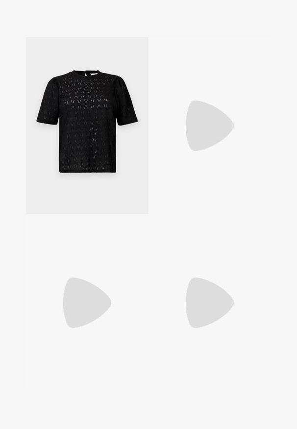 Svart kortermet topp med et teksturert mønster med diamantformer, rund halslinning og lett puffede ermer.; Hvit blomstret blonde vide bukser med elastisk liv, som har et strukturert stoff og et delikat blomsterdesign overalt.; Beige patent slingback sko med spiss tå, to justerbare spenner og lav svart hæl. Jevn tekstur med en blank finish.; Svart skinnveske med en glatt tekstur. Har en justerbar stropp og et strømlinjeformet, minimalistisk design med glidelås.