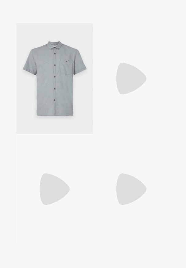 Chemise à manches courtes, col classique, en tissu gris clair avec un motif texturé. Dotée d'une poche poitrine et de boutons foncés.; Des débardeurs en coton blanc, design sans manches, col rond, texture unie, avec un tissu doux et léger. Deux pièces affichées.; Pantalons noirs en tissu lisse, avec des plis à l'avant, une taille à bouton et des poignets fuselés. Silhouette classique élégamment taillée.; Mocassins en cuir noir avec un bout rond, des coutures décoratives et un petit talon. Texture lisse avec un éclat subtil. Design classique sans embellissements.; Lunettes de soleil noires avec des montures rectangulaires, des verres teintés gris et un design avec découpes au niveau du pont. Matériau plastique lisse et brillant, avec des branches étroites.
