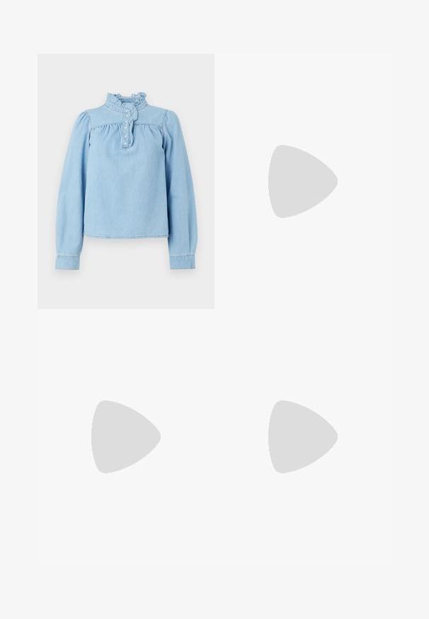 Bluză din denim albastru deschis, cu un guler volan, plachetă de butoni pe față și mâneci lungi bufante. Textură fină, cu detalii drapate.; Jeans clasice din denim albastru, cu un design drept, cinci buzunare și închidere cu nasture. Prezentând o spălare medie și o textură rezistentă.; Pantofii sport din piele albă cu accente din suede bej, cutie pentru degete perforată, șireturi plate și o talpă texturată de crem. Prezintă branding subtil pe călcâi.; Geantă din faux leather neagră cu textură de crocodil, cu partea superioară strânsă și o curea mototolită. Pare moale și compactă ca design.