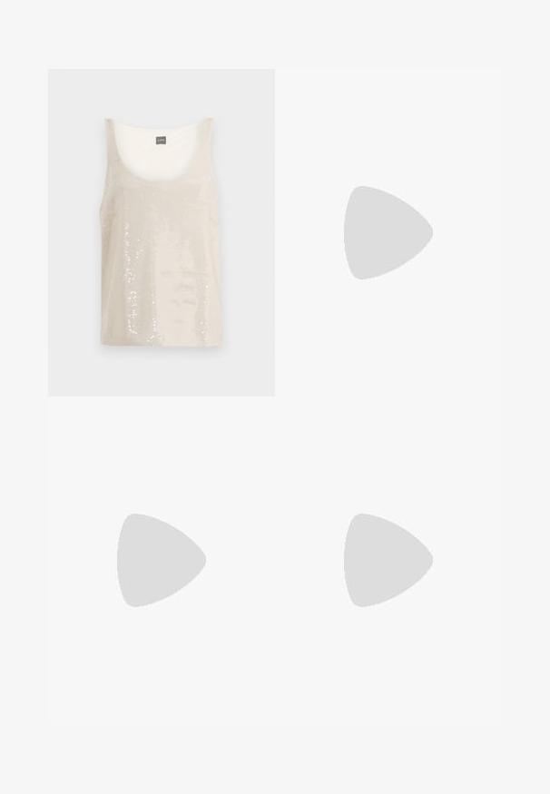 Beige tanktop met een ronde hals, bedekt met reflecterende pailletten. Soepele binnenvoering voor comfort, ontworpen voor casual gebruik.; Zwarte broeken met een rechte pasvorm, voorzien van dubbele plooien, een zachte textuur en een klassiek taillebandontwerp. Geen zichtbare hardware of accenten.; Zwarte leren slingback hakken met een spitse neus, voorzien van een slanke hak en een goudkleurige accent op de verstelbare band. Gladde textuur.; Zwarte leren handtas met een gestructureerd ontwerp, featuring een verkorte vorm, bovenhandvat en gouden hardwareaccent. Inclusief verstelbare schouderband.