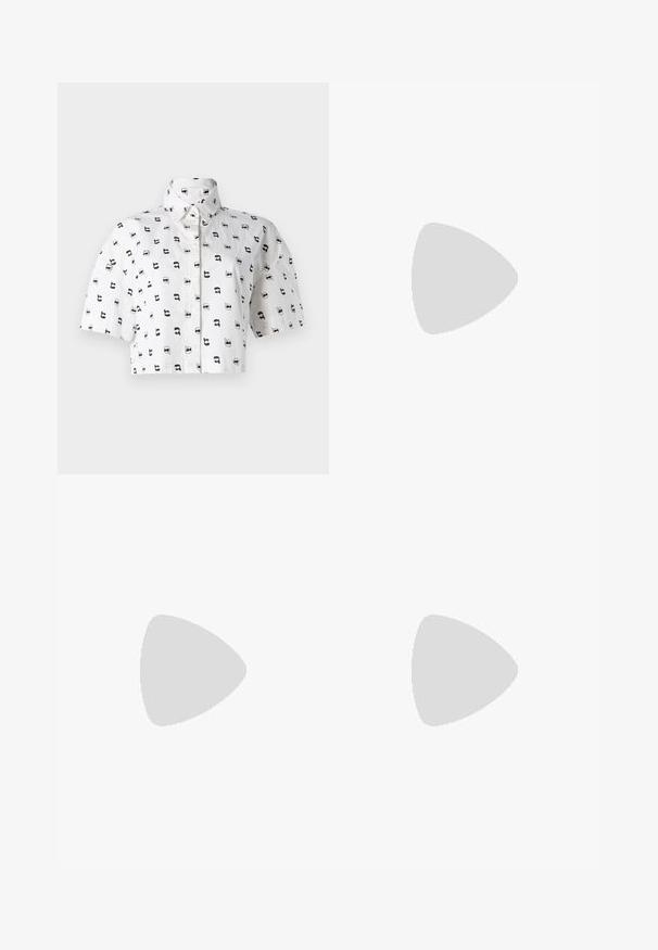 Camisa curta, cortada, em algodão branco com um padrão gráfico repetido em preto de rostos a usar óculos de sol. Gola com botões.; Jeans de perna larga azul claro em denim com texto costurado "Donald e Daisy" na perna esquerda. Apresenta um design clássico de cinco bolsos e passantes para cinto.; Mocassins de couro preto com um acabamento suave, apresentando uma fita decorativa e um pequeno detalhe em dourado. A sola é plana com a ponta arredondada.; Sacola tote com listras pretas e brancas, imagem de um pato de desenho animado em um terno preto e óculos de sol, com uma assinatura em texto vermelho.