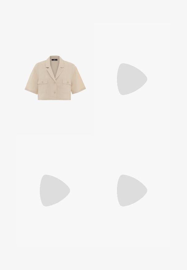 Chemise à manches courtes coupée en tissu beige clair, dotée d'un col, de deux poches avant et d'une fermeture à boutons ronds.; Pantalon noir ajusté avec une coupe droite, présentant une texture lisse et des plis nets sur le devant. Aucune quincaillerie visible.; Talons hauts en cuir noir avec un bout pointu, dotés d'un talon fin et d'un accent en ton or sur la lanière réglable. Texture lisse.; Sac à main en cuir noir avec un design structuré, featuring une forme cropped, une poignée supérieure et des accents en matériel doré. Bandoulière réglable incluse.