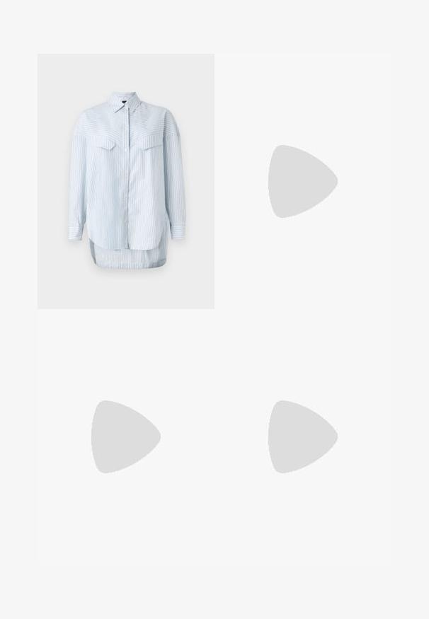 Helles blau gestreiftes Hemd mit langen Ärmeln, klassischem Kragen und zwei Brusttaschen. Der Saum ist abgerundet und hinten länger.; Schwarze, taillierte Hose mit geradem Bein, aus einem glatten Stoff und mit klaren Falten an der Vorderseite. Keine sichtbare Hardware.; Beige Blockabsatzsandalen mit dünnen Riemen und quadrater Spitze. Glattes Material mit minimalem Design, entworfen für einfaches Tragen.; Schwarze Lederhandtasche mit einem strukturierten Design, das eine verkürzte Form, einen oberen Griff und goldfarbene Hardware-Details aufweist. Verstellbarer Schulterriemen ist enthalten.