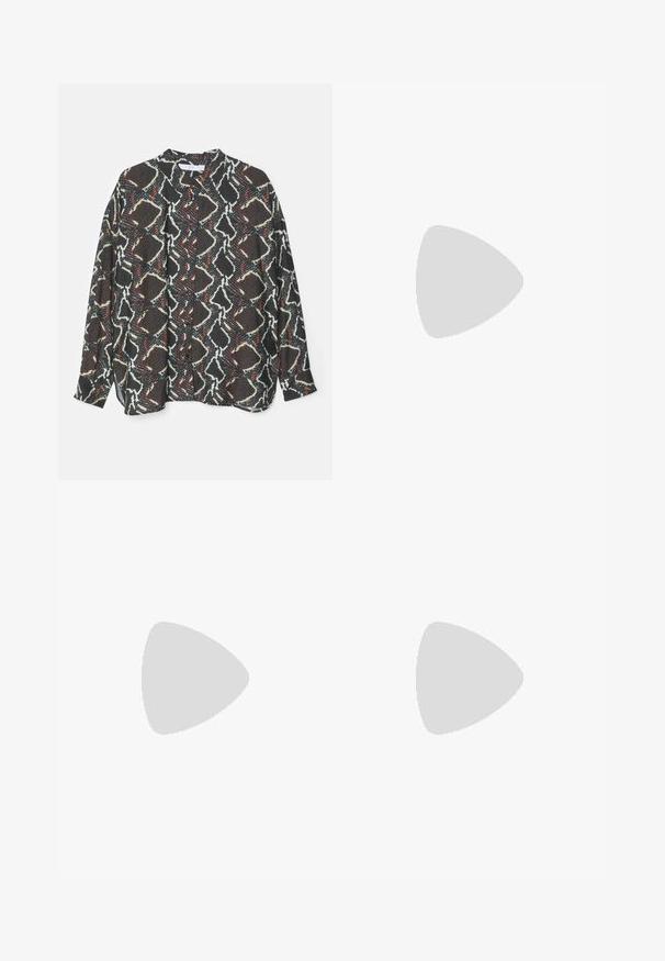 Camicia con bottoni a stampa caratterizzata da un design astratto in bianco, nero e rosso. Realizzata in tessuto leggero con una vestibilità comoda e maniche lunghe.; Pantaloni corte neri fino al ginocchio realizzati in cotone, con parte anteriore piatta, passanti per la cintura e senza tasche visibili. Tessuto liscio e vestibilità tailoring.; Scarpa slingback nera in pelle con punta affusolata, cinturini decorativi con occhielli metallici e tacco basso a blocco. Superficie testurizzata.; Borsa a tracolla in pelle nera con forma arrotondata, una tracolla ampia e una finitura testurizzata. Presenta un dettaglio di cucitura discreto e un dettaglio in metallo dorato.