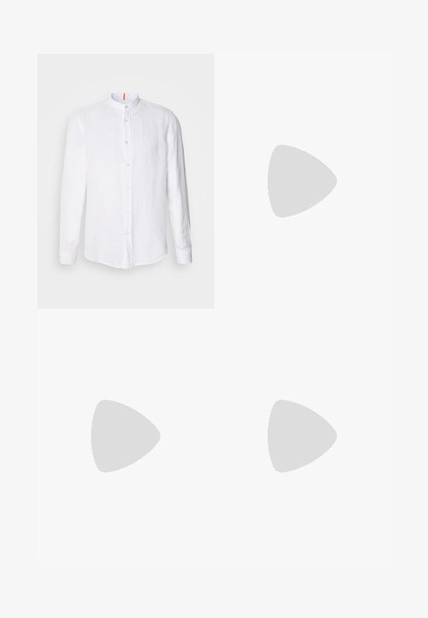 Bela lanena srajca z mandarin ovratnikom, sprednjim zapenjanjem na gumb, dolgimi rokavi in občutno teksturo. Opazna oranžna barva na ovratniku.; Bela bombažna majica s kratkimi rokavi in okroglim izrezom, z diskretnim reliefnim logotipom na prsih. Notranja oznaka ima oranžni akcent.; Modre kavbojke s naravnim reza. Svetle izbledelosti, klasična zasnova s petimi žepi in en sam kovinski gumb za zapiranje v pasu.; Bela športna obuvala iz mrežastega in semiš materiala, z teksturiranim podplatom, teksturiranimi dodatki in logotipom "HUGO" na strani.