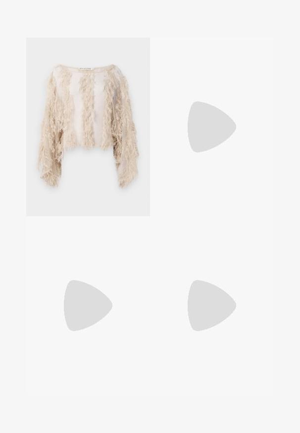 Kurzes kurzärmliges Oberteil in Beige mit strukturierten Fransen entlang der Vorderseite und Ärmel. Durchsichtiges Material mit einem glatten Innenfutter.; Hellblaue weite Jeans aus Denim, ausgestattet mit einem Farbverlaufseffekt und Verzierungen aus silbernen Strasssteinen in vertikalem Muster.; Puffermantel mit einem braunen und schwarzen Muster, kombiniert mit einem mini Rock in Schlangenoptik in Braun, schwarzen kniehohen Stiefeln und einer kleinen schwarzen Tasche.; Schwarze Lederhandtasche mit einem geschwungenen Design, verziert mit silbernen Nieten, einer Schnalle und zwei seitlichen Taschen. Verstellbarer Träger für verschiedene Tragemöglichkeiten.