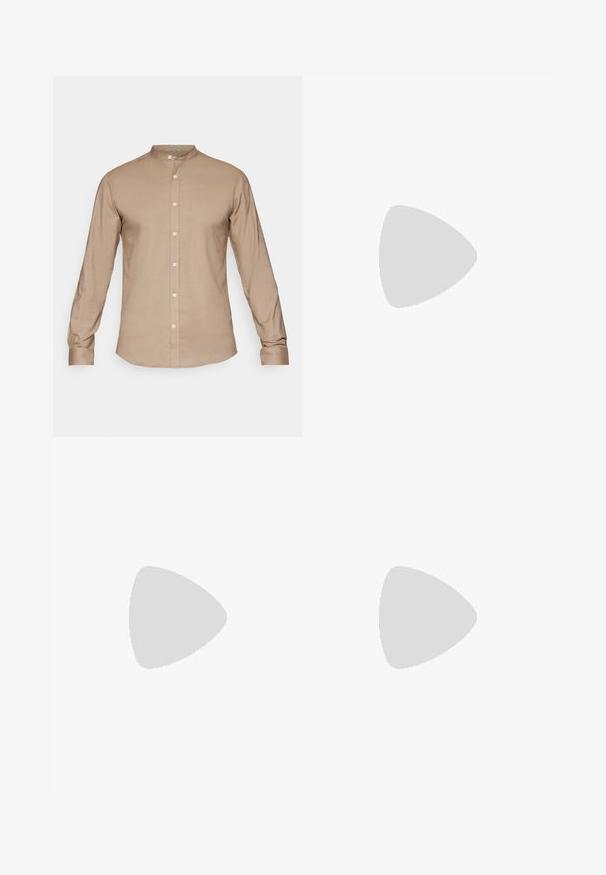 Camicia beige con colletto, maniche lunghe, chiusura a bottoni e una texture liscia. Presenta una leggera lucentezza, polsini standard e nessun motivo.; Due magliette nere di cotone a maniche corte, con scollatura rotonda e una texture liscia, esposte impilate insieme.; PULL&BEAR MEGA BAGGY - Jeans baggy - light grey; Stivale alla caviglia in suede tan con collare imbottito nero, occhielli in metallo dorato, dettagli in cucitura bianca e suola in gomma robusta con battistrada pronunciato.