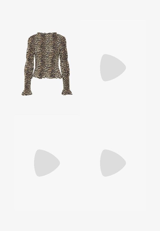 Leopardmønstret bluse med lange, puffede ærmer, smocket tekstur, flæsekant ved halsen og udvidede manchetter. For det meste i tan- og sorte farver.; Lyseblå denim vide benbukser med høy midje, to frontlommer og synlig søm. Har knapp- og glidelås-lukking.; Pekete slingback-sko i glansete beige lakkleder med spiss tå, smal hæl og justerbar stropp for en sikker passform.; Veske med slangeskinnmønster og krummet håndtak. Laget av teksturerte, beige og brune materialer, med et særegent diamantmønster.