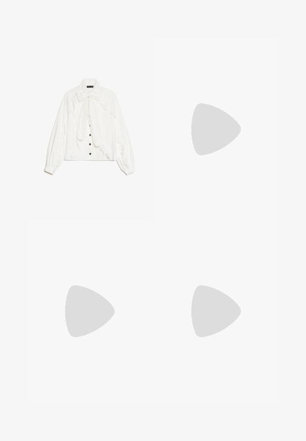 Blusa branca de mangas compridas com acabamento em renda, colarinho com laço e pequenos botões florais pretos na frente.; Calças largas em tecido castanho escuro. Apresentam um fecho com botão, duas bolsos frontais, textura suave e linhas limpas.; Botim de tornozelo pretos em verniz com bico quadrado e salto geométrico robusto. Apresenta uma textura suave e brilhante, além de uma pega traseira para facilitar o calçar.; Bolsa tote de couro castanho com uma textura suave, design de abertura superior e duas alças para o ombro. Apresenta costura mínima e sem hardware visível.