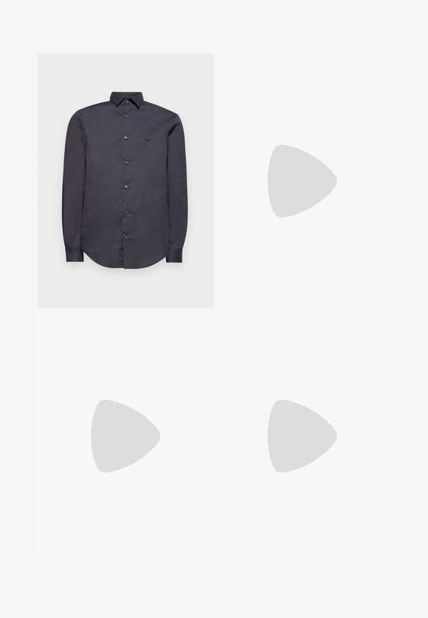 Emporio Armani Krekls - phantom; Melnas izstrādātas bikses ar gludu tekstūru, taisnu kāju dizainu, rāvējslēdzēja jostu un standartizmēra vidukli, ar nemanāmiem priekšējiem kabatām.; Melnas ādas kurpes ar gludu tekstūru, noapaļu purngalu un dekoratīvu siksniņu pāri priekšpusei. Zems sakrauts papēdis, minimālisma dizains.; Melni apaļi saulesbrilles ar tumšiem lēca un plānām metāla stangām. Iekļautas caurspīdīgas tempļu galviņas un sudraba akcenti pie eņģes. Minimalistisks dizains.