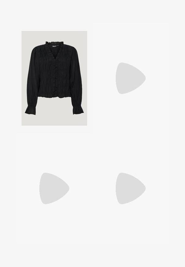 Blusa preta de manga longa feita de tecido texturizado. Apresenta um decote em V com volantes, fecho de botão e detalhes franzidos ao longo do corpete e das mangas.; Calças de perna larga em tecido texturizado e canelado numa cor castanha quente. Apresentam uma cintura sem costura e uma silhueta fluida.; Sandal de pele preta com bico pontiagudo e um salto bloco baixo. Apresenta uma tira no tornozelo com uma fivela em tom dourado. Textura suave.; Bolsa tote preta em couro com duas alças longas, textura suave e forma estruturada. Apresenta um bolso frontal para armazenamento adicional.