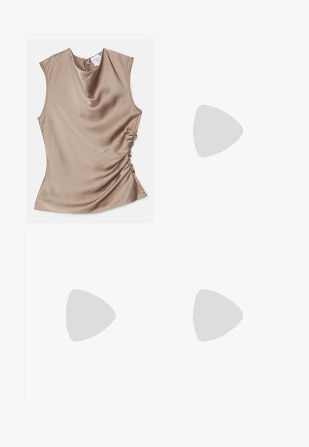 Beige selyem satin cowl nyakú, ujjatlan blúz. Oldalt ráncolt részletekkel és hátul cipzáros záródással rendelkezik. Sima textúra.; Sötét szürke denim széles szárú farmer. Magas derekú, öt zsebes kialakítással és elöl gombos záródással rendelkezik. Simább textúrájú, enyhe kopással.; Fekete bőr, szőtt slip-on cipő alacsony blokk sarkú és fodros szegéllyel, fehér háttér előtt bemutatva.; Szövetelt kék kézitáska texturált felszínnel, téglalap alakú, rövid fogantyúval és nagy, kerek záródási részlettel az elején.