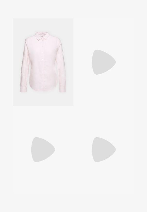 Chemise à manches longues rose clair avec un col boutonné, dotée d'un ourlet droit et d'une texture douce, fabriquée en coton léger.; Pantalons larges marron avec une texture lisse, dotés d'une taille haute et de plis à l'avant. Le tissu est léger et tombe de manière fluide.; Sandales à talons vernies noires avec un bout carré, des sangles autour de la cheville et des boucles en argent. Dotées d'un talon bloc épais pour plus de stabilité.; Sac bandoulière en cuir marron avec une forme incurvée, quincaillerie dorée et un accent en boucle. Comprend une bandoulière détachable.