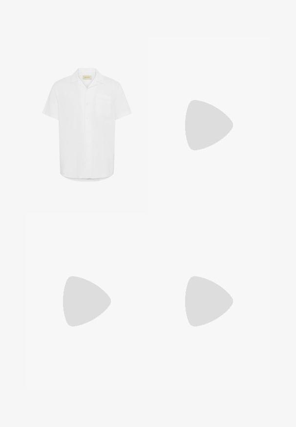 Balta krekla ar īsām piedurknēm, izgatavota no viegla auduma, ar vienu krūšu kabatu un brīvu piegriezumu.; Balta kokvilnas T-kreklu ar īsām piedurknēm, apaļu kakla izgriezumu, brīvu piegriezumu un bez redzamām logo vai rakstiem. Gluda tekstūra un minimālistisks dizains.; Melni platbagāžnieki ar plecu priekšpusi, sānu kabatām un gludu auduma tekstūru. Izstrādāti brīvai piegulšanai.; Melni ādas kurpju zābaki ar biezām, zāģveida melnām gumijas zolgām un dzeltenu diegu apmalē, ar gludu virsmu.