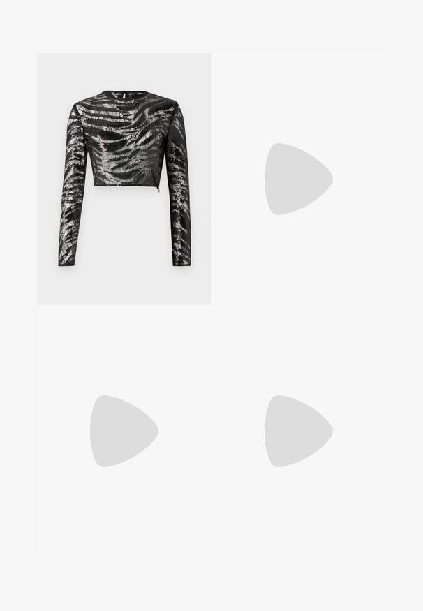 Fekete hosszú ujjú crop top, texturált, fémes ezüst mintázattal és kerek nyakkivágással, hátul cipzáros záródással.; Fekete, széles szárú nadrág sima textúrával, amely illeszkedő derekú és elöl arany kör alakú díszítéssel rendelkezik. Rugalmas anyagból készült.; Fekete bőr magassarkú cipő, hegyes orral és vékony sarokkal, sima textúrával és klasszikus szilhuettal.; Fekete bőrtáska ívelt formában, arany kígyó díszítéssel és lánccal ellátott pánttal. Jellemzője egy hajtós zár és egy fém logó táblácska.