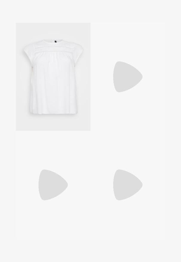 Weiße Bluse mit kurzen Capärmeln, mit zarter Spitzenverzierung am Ausschnitt und Bust, aus leichtem Stoff gefertigt.; Schwarze, leichte Hosen mit einem elastischen Bund und gerafften Knöcheln. Der Stoff ist glatt und hat ein entspanntes, schmal zulaufendes Design.; Schwarze Lederplateauschuhe mit klobigem Blockabsatz, runder Zehenpartie und traditionellem Schnürdesign. Verfügt über eine glatte Textur und minimale Details.; Beige Handtasche aus weichem Material, mit einem lässigen Design, gesteppten Details und zwei Schulterriemen. Geeignet für den täglichen Gebrauch.