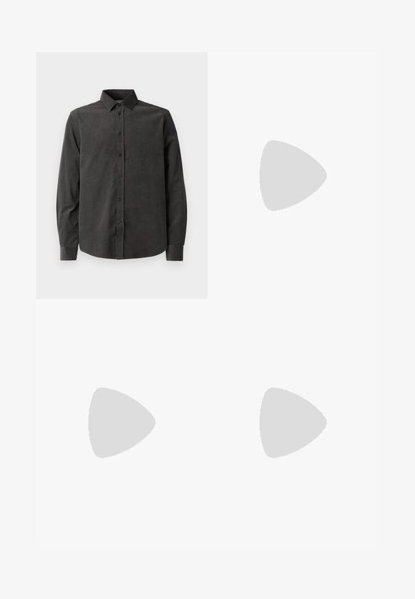 Samsøe Samsøe LIAM SHIRT - Chemise - anthracite; Jeans en denim bleu clair avec une coupe ample et décontractée. Comprend cinq poches, une fermeture à bouton et des détails cousus. Texture décolorée et jambes droites.; Sandales en suède noir avec deux sangles réglables, boucles en argent et semelle en liège. Présente une semelle noire texturée pour une meilleure adhérence.; Lunettes de soleil noires rectangulaires avec une finition brillante, des verres foncés, et un accent en or sur la branche présentant le logo.