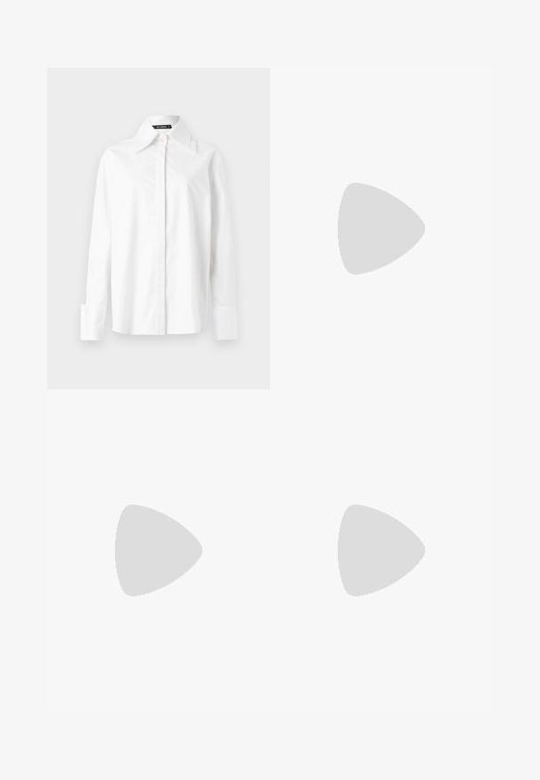 Weißes Baumwollhemd mit spitzen Kragen, langen Ärmeln und Knopfmanschetten. Glatte Textur, taillierte Passform und minimalistisches Design.; Schwarze Hose mit geradem Schnitt, glatter Textur und einem Bund mit einem einzelnen Knopfverschluss. Keine sichtbaren Muster oder Akzente.; Schwarzlederne Slingback-Absätze mit spitzer Zehenform, schlankem Absatz und dekorativem Schnallendetail auf dem Blatt. Glatte Textur und elegantes Design.; Beige Leder-Handtasche mit einer strukturierten, dreieckigen Form, ausgestattet mit einem silbernen Kettenhenkel und einem geschwungenen Logo aus Metall.