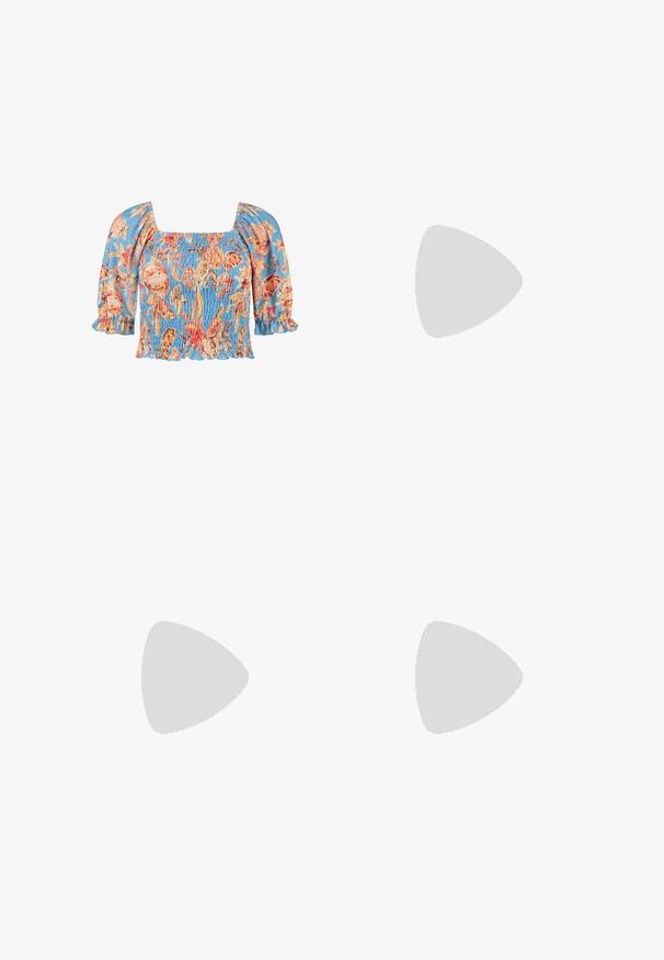 Világos kék szövetből készült smockolt blúz, narancssárga és rózsaszín virágmintákkal. Puffos ujjak és négyzet alakú, fodros szélekkel ellátott nyakrésze van.; Zöld kockás szövet változó árnyalatokkal, gyűrt textúrával és fodros szegéllyel. Az anyag szellősnek és könnyűnek tűnik.; Fekete, térdig érő csizma, sima bőrből készült, vastag sarkú, kerek orrú, tapadóval ellátott, textúrált talppal, letisztult dizájn, díszítések nélkül.; Fekete szövet táska egyetlen, széles vállpánttal. Puha, félstruktúrált forma és sima textúra; minimális dizájn, látható fémalkatrészek nélkül.