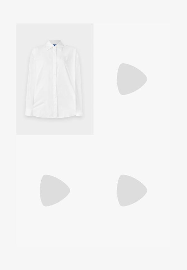 Balta marškiniai su klasikinėmis apykaklėmis, ilgomis rankovėmis ir subtiliu toniniu raštu. Lygus medvilnės audinys su laisvu siluetu.; Juodi pritaikyti kelnių modeliai su tiesiomis kojomis, pasižyminčios lygiomis tekstūromis ir ryškiomis klostėmis priekyje. Nėra matomų detalių.; Juodas odinis pavasario batelių modelis su smailiu nosiu, turintis siaurą kulniuką ir auksinės spalvos akcentu reguliuojamoje juostoje. Lygi tekstūra.; Juoda odinė rankinė su struktūrizuotu dizainu, turi trumpą formą, viršutinę rankeną ir auksinius akcentus. Pridėtas reguliuojamas peties diržas.