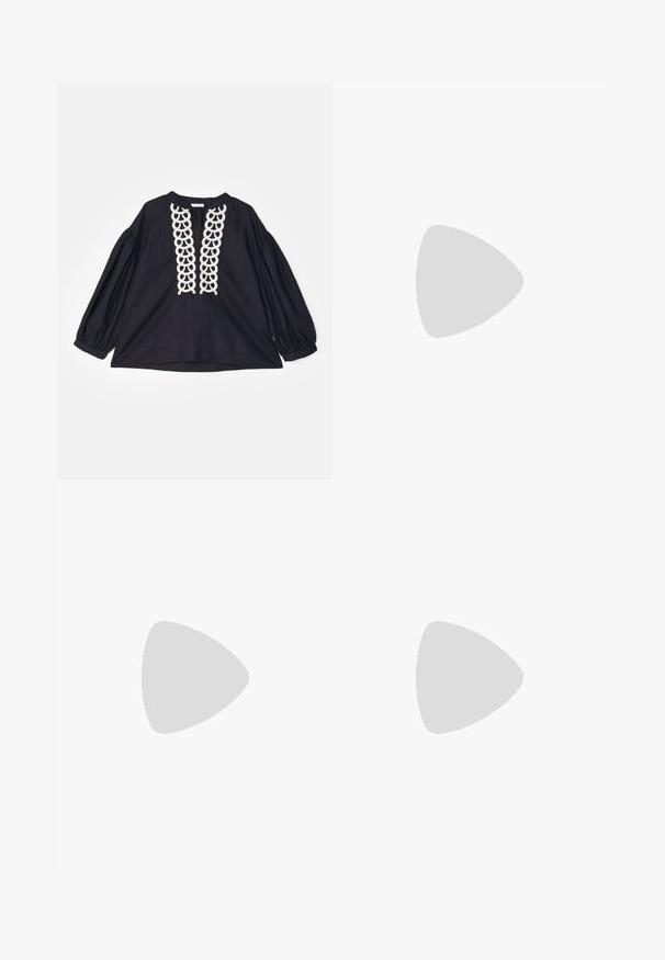 By Malene Birger CADMUS - Blouse - black; T-shirt en coton blanc avec des manches courtes, un col rond, une coupe décontractée et un ourlet cousu. Étiquette visible à l'intérieur du col.; Jupe en satin noire, longue jusqu'au sol, avec une texture lisse, une taille ajustée et une silhouette en A, sans ornements ni motifs visibles.; Chaussure de sport noire avec des accents gris, dessus synthétique lisse, semelle texturée, bout arrondi et lacets plats. Design classique avec un détail de logo.