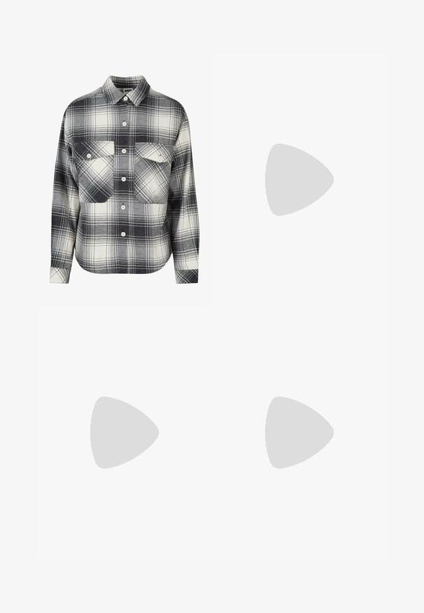 Rute med ruter i svart, hvitt og grått. Har knappelukking foran, to brystlommer og lange ermer med knappemansjetter.; Svart bred ben jeans i denim med høy midje, klassisk fem-lommers design og subtil fading. Holdbart stoff med en jevn tekstur.; Sorte skinnghe ankle boots med fem sølvspenner, en kraftig sort såle, parret med rullet lyseblå metalliske jeans.; Svart lær hobo-veske med glatt tekstur, buet form og enkelt justerbart stropp; har en bred åpning på toppen.