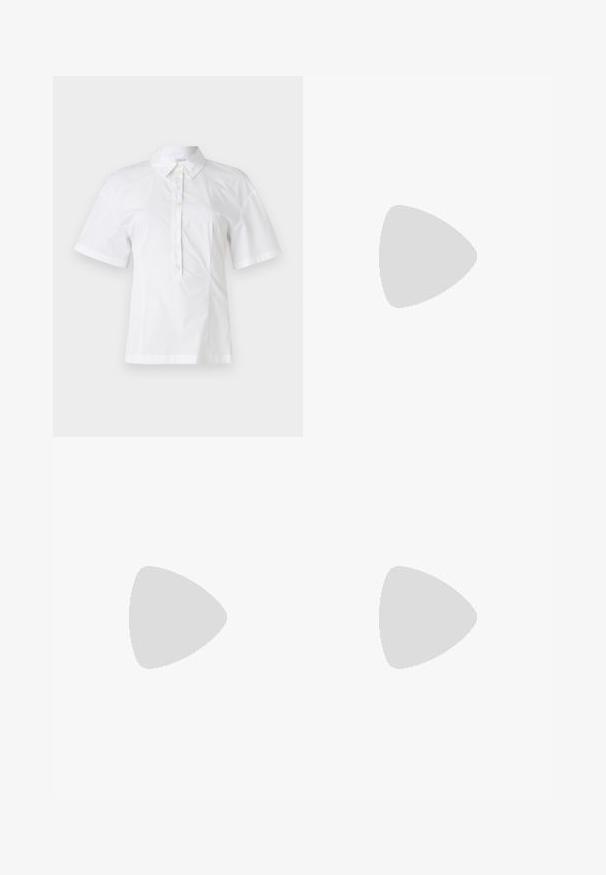 Bílá blůza s krátkým rukávem a límečkem, zdobená předním zapínáním na šest knoflíků, vyrobená z hladkého, lehkého materiálu.; Svetle modré zvonové džíny vyrobené z denimu. Mají pásek se zapínáním na knoflík a zesvětlený vzhled, zúžující se k širokému lemu u kotníků.; Černá kožená kotníková bota s lesklým povrchem, zaoblenou špičkou, kontrastními hnědými akcenty, blokovým podpatkem a detailem bočního zipu.; COACH BROOKLYN SHOULDER BAG 23 - Kabelka - maple