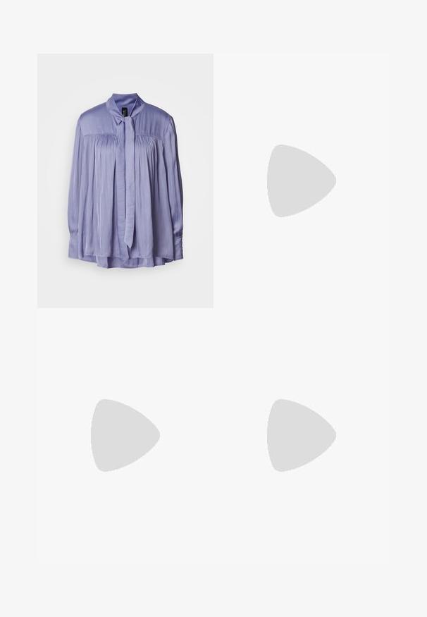 Licht lavendel blouse gemaakt van een gladde, zijdezachte stof. Heeft een geknoopte strik kraag en een geplooid ontwerp. Lange mouwen met geplooide manchetten.; Zwarte op maat gemaakte broek met een recht model, voorzien van een soepele textuur en scherpe plooien aan de voorkant. Geen zichtbare hardware.; Beige blockhak sandalen met dunne bandjes en een vierkante neus. Glad materiaal met minimale details, ontworpen voor eenvoudig dragen.; Zilveren oorringen met een gladde, gebogen vorm. Voorzien van een glanzende metallic afwerking en studsluiting. Geen zichtbare patronen of accenten.