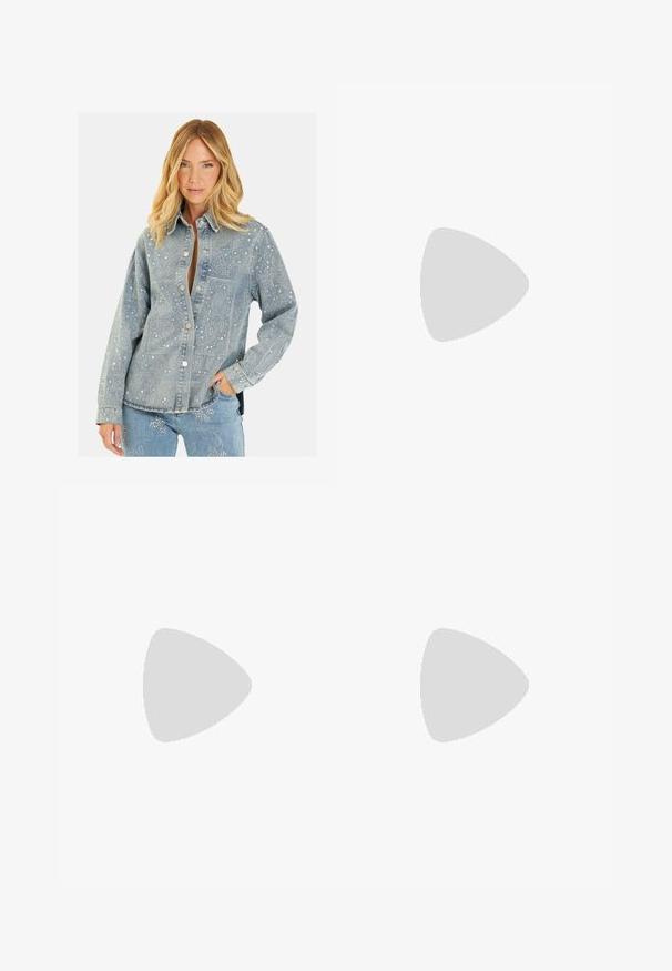 Jasnoniebieska kurtka dżinsowa z zapięciem na guziki. Posiada srebrne ozdoby w wzory paisley i gwiazdy. Długie rękawy i luźny krój.; Ciemnoniebieskie dżinsy o prostym kroju, pięć kieszeni, subtelne detale w szwach oraz metalowy guzik w talii.; Jasno beżowy but sportowy z siateczkowymi panelami i wyściełaną podeszwą. Posiada zapięcie na sznurowadła, okrągły czubek i złote akcenty po bokach.; Ciemnoniebieska skórzana torba na ramię z zaokrąglonym wierzchem, srebrnymi akcentami, wyrazistym zapięciem i wysadzanym nitami paskiem. Zamek błyskawiczny widoczny w komorze.