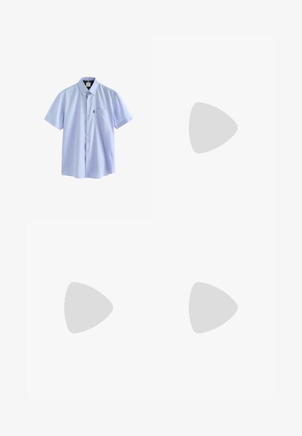 Next BUTTON DOWN OXFORD SHORT SLEEVE - REGULAR FIT - Skjorta - pale blue; Ljust blå denimjeans med avslappnad passform, raka ben, femfickorsdesign och subtila blekningar på tyget.; Bruna mocka loafers med rund tå och en låg svart gummisula, med en dekorativ rem och sömnadsdetaljer på ovandelen.; Brun läder laptopväska med en texturerad yta, dubbla handtag ovanpå, justerbar rem och två frambucklar för extra detaljer.