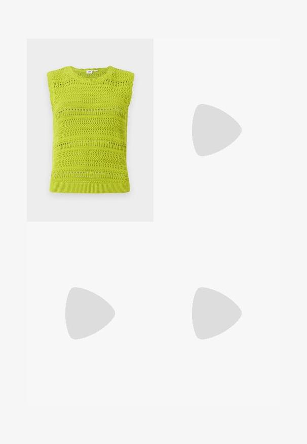 Top sem mangas de malha em verde limão vibrante, com padrões texturizados e detalhes de rendado. Apresenta um decote redondo e bainha canelada.; Jeans de ganga azul de perna larga com cinco bolsos, fecho de botão e costura em contraste, apresentando um acabamento suave e texturizado.; Sandálias de plataforma em camurça preta com uma sola branca e grossa, tiras frontais largas e fivela ajustável no tornozelo. Sola texturizada para melhor aderência.; Bolsa tote de couro castanho com uma textura suave, design de abertura superior e duas alças para o ombro. Apresenta costura mínima e sem hardware visível.