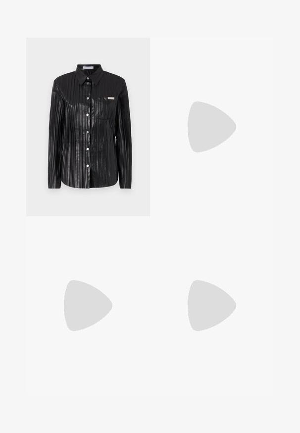 Sort poleret skjorte med vertikal ribstruktur, lange ærmer, spids krave, front knaplukning og en lille brystlomme.; Bredde benbukser i mørkegrå, med en glat tekstur, folder og et bælte med en sølvspænde i høj talje.; Sorte lakerede højhælede mulesko med spids tå og en slank silhuet, der har åben hæl og en slank stilettohæl.; Sort læderhåndtaske med et buet design, prydet med sølvfarvede nitter, en spænde og to sidelommer. Justerbar rem til forskellige bære muligheder.