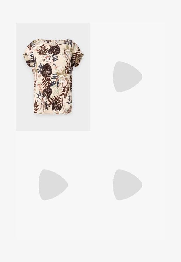 Blouse à manches courtes beige, ornée d'un imprimé floral tropical avec des feuilles sombres, des fleurs rose pâle et des accents verts. Texture de tissu lisse.; Pantalon noir avec une coupe droite, doté de poches avant et d'éclairs sur l'ourlet. Fabriqué en tissu doux et lisse. Convient à diverses occasions.; Sandale blanche à talons hauts avec un talon épais, présentant un design à lanières et un lien autour de la cheville. Texture lisse avec une plateforme à l'avant pour une hauteur supplémentaire.; Sac fourre-tout en cuir noir avec une texture lisse, de forme rectangulaire et deux longues poignées. Pas de matériel ou d'ornementations visibles.