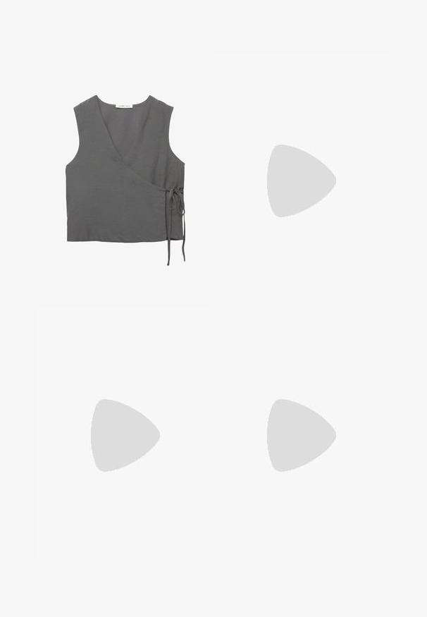 Grå ærmeløs indpakningstop lavet af letvægtsmateriale, med V-udskæring og et bindebånd i siden. Glat tekstur, enkelt design.; Stradivarius BARREL - Bukser - black; Stradivarius Plateausandaler - black; Stradivarius DOUBLE-HANDLE - Skuldertasker - black