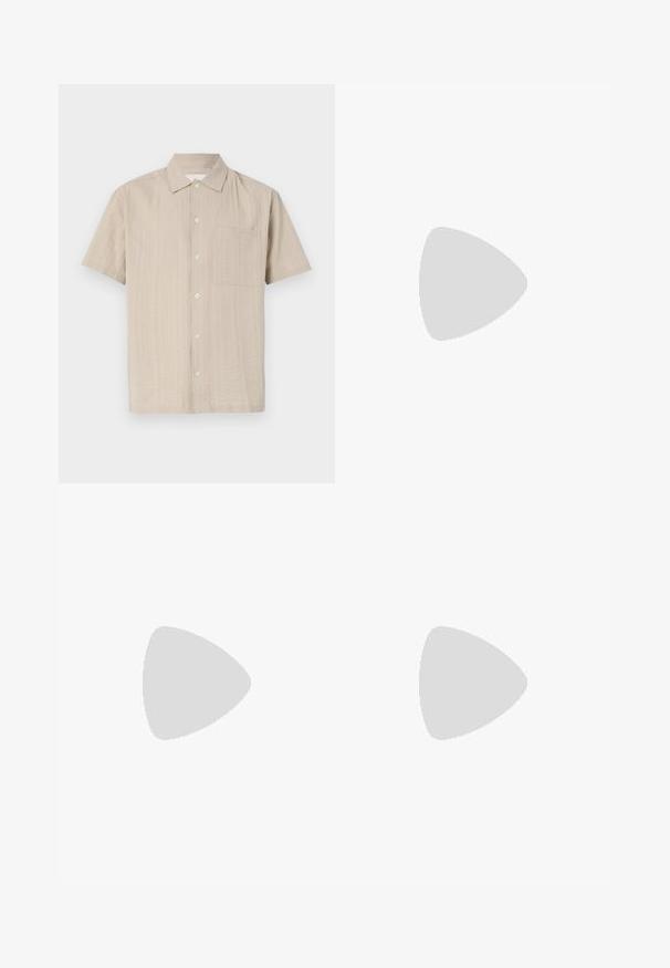 Kortermet skjorte i lysebeige stoff med et strukturert mønster, knapplukking og lomme på venstre bryst. Klassisk kragedesign.; Videben, blå denimjeans med høy midje, med fem lommer, knappelukking og subtile falmønstre for tekstur.; Hvite lær sneakers med grå semsket tåhette, tre horisontale hvite striper, blå aksent og brun gummisåle. Strukturert detalj på sålen.; Sorte ovale solbriller med mørke linser, tykke rammer og sølvprikker på sidene. Glatt plastmateriale, moderne design.
