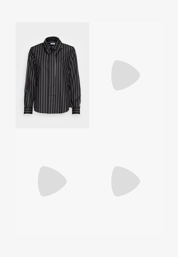 Seidensticker FASHION LANG - Blusa com botões - schwarz; Calças largas pretas feitas de tecido leve, com uma textura suave, pregas frontais e um cinto com uma fivela metálica quadrada.; Bota de tornozelo em couro preto com bico quadrado, fecho lateral e salto bloco contra um fundo claro plano.; Bolsa crossbody de couro preto com uma textura suave, forma retangular e um detalhe em corrente metálica na frente. Inclui uma alça ajustável.