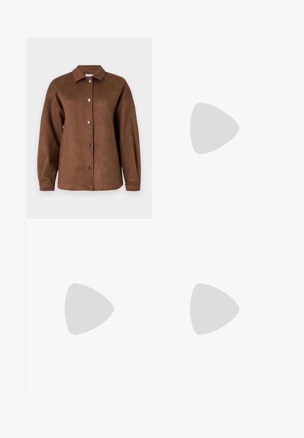 Giacca camicia in finta suede marrone con colletto, maniche lunghe e chiusura a bottoni a pressione. Texture liscia e vestibilità rilassata.; Jeans flared di colore blu chiaro in denim, dotati di vita alta, design a cinque tasche e una leggera sfumatura verso l'orlo.; Stivali da cowboy in pelle marrone con punta affusolata e tacco a blocco, caratterizzati da dettagliati ricami e accenti rialzati sul gambale.; Occhiali da sole cat-eye con una montatura tartarugata nera e arancione, lenti marroni e punte affusolate e eleganti. Presentano un logo minimale sulla asta.; Orecchini a cerchio in argento con un design torciglionato, caratterizzati da una finitura lucida e chiusura a perno. Misurano circa 3 cm di diametro.