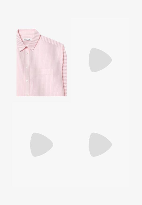 Zavihani srajca z roza in belimi navpičnimi črtami. Ima ovratnik, žep in mehak teksturiran material. Oznaka: Lacoste Oversized Fit.; Temno modri ravni jeans z sprednjimi žepi, zanke za pas in gumbnim zapiranjem.; Rjav usnjen sandal z načinom prečnega črta, zaklepom okoli gležnja in ravnim podplatom z minimalnimi šivi.; Bežna usnjena torbica edinstvene oblike, z dvema kratkima ročajema in dolgim nastavljivim trakom. Gladka tekstura z minimalno kovinsko opremo.