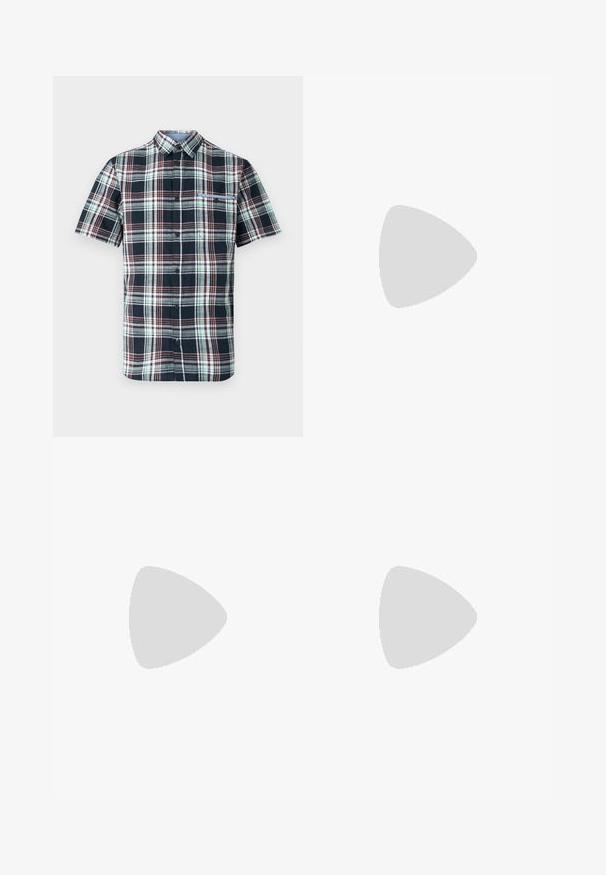 Camicia a maniche corte a quadri nei colori blu navy, verde e bordeaux, con chiusura a bottoni, colletto e una tasca sul petto. Tessuto in cotone.; T-shirt bianco in cotone con scollatura rotonda e maniche corte. Presenta testi stampati in blu e nero: "TOM TAILOR," "STREETS OF HAVANA," e numeri.; Chinos blu scuro realizzati in tessuto liscio. Design a gamba dritta con chiusura a un pulsante e passanti per cintura. Nessun motivo o accento visibile.; Scarpe in suede marrone chiaro con punta arrotondata, dettagli cuciti e suola in gomma marrone a righe. Presentano un'etichetta laterale con il logo "Clarks".